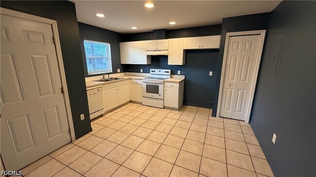 Building Photo - 2219 Leda Ave S