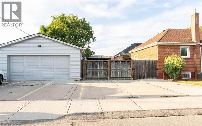 Building Photo - 122 Glencarry Ave