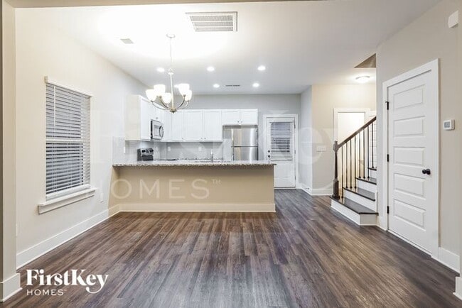 Building Photo - 2745 Village Pl