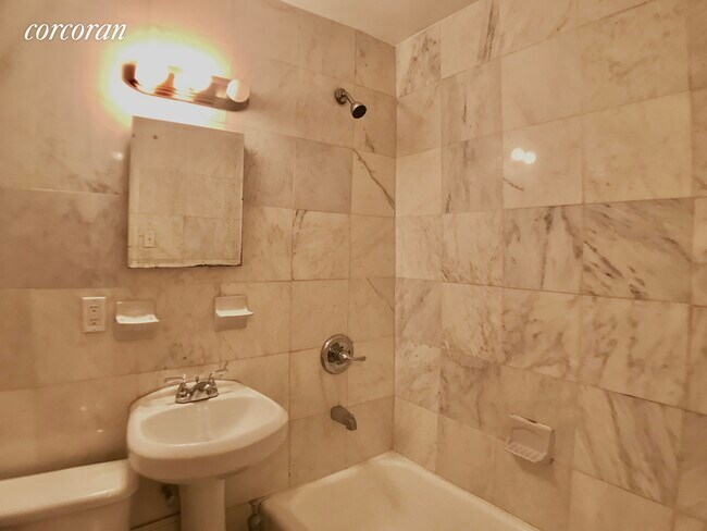 Foto del edificio - 107 W 68th St