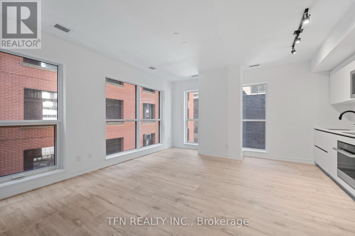 Primary Photo - 327-327 King St W