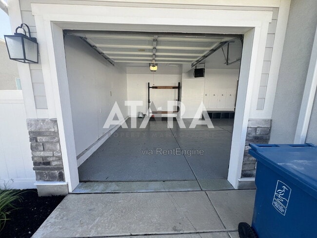 Building Photo - 1754 Oakwood Ln
