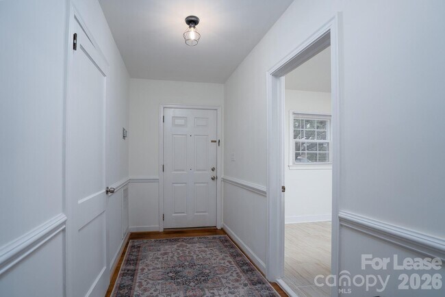 Foto del edificio - 3227 Mayfield Ave