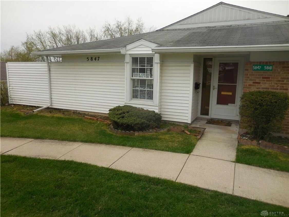 Foto principal - Renovated townhome! 3 beds, 2 baths, best ...