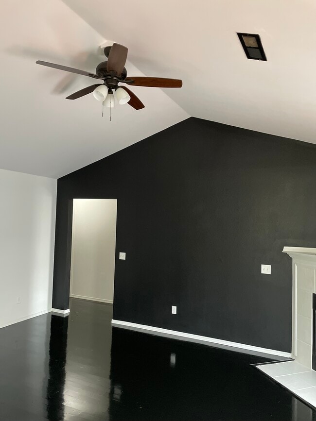 Building Photo - 1607 Cresent St