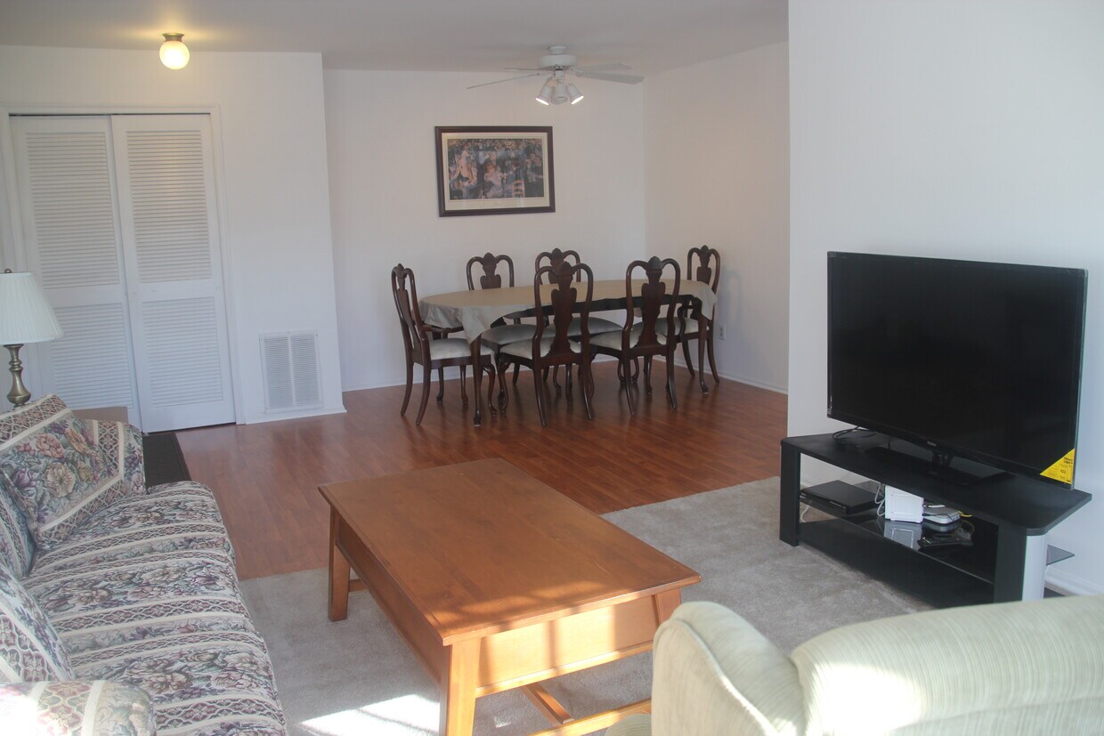Dining Area - update with carpeting - 70 Briarwood Ct