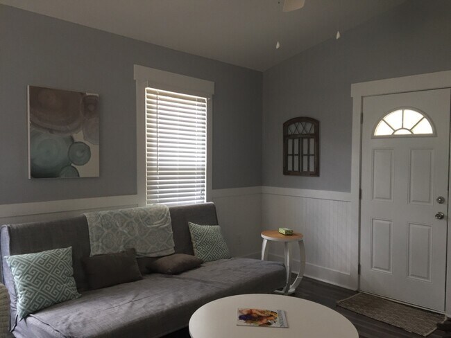 Building Photo - 401 Horseshoe Dr
