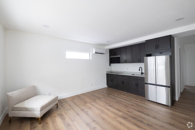 1BR, 1BA 600SF - 7801 Byron Ave