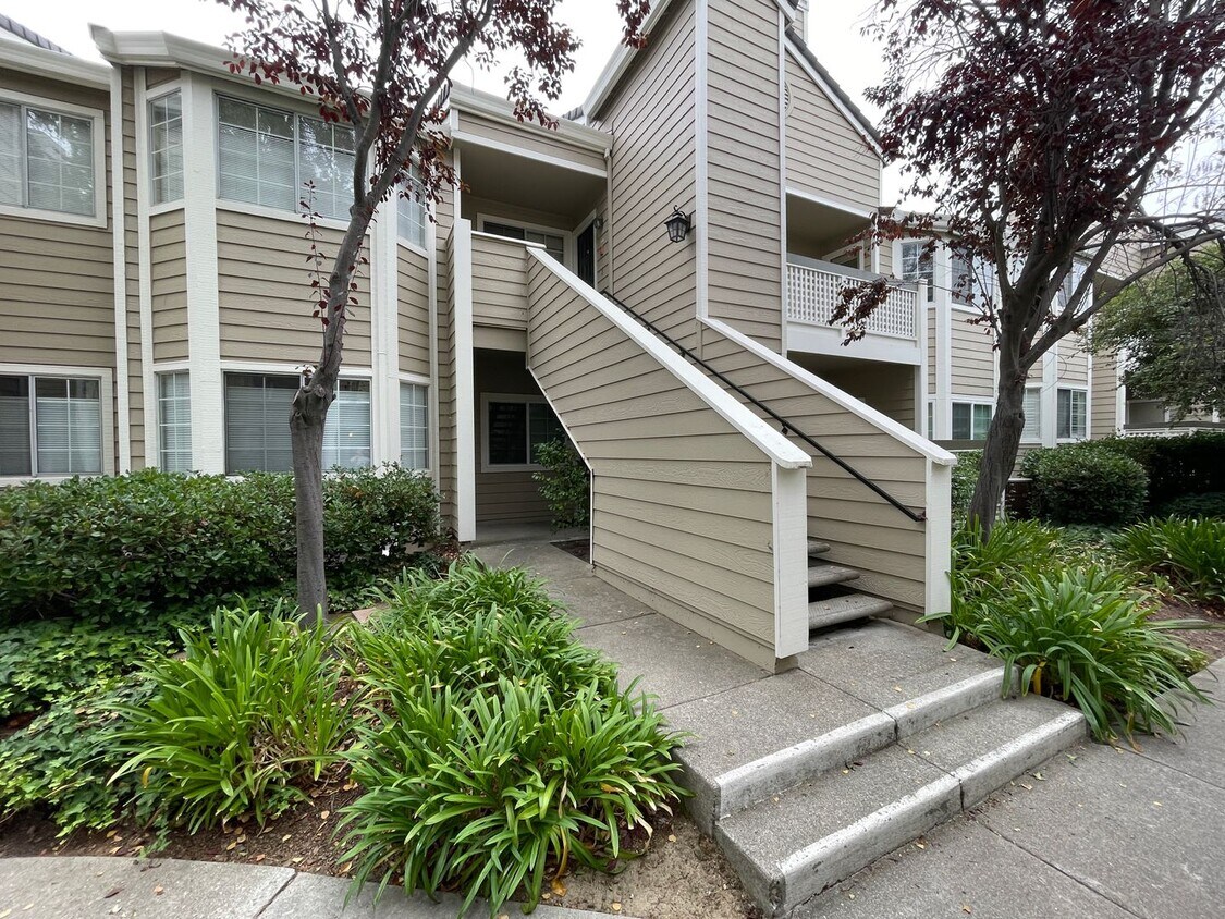 Primary Photo - Cozy 2 Bedroom 2 Bath Condo in desirable P...