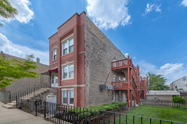 Foto del edificio - 2504 S Blue Island Ave