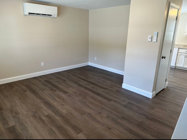 Building Photo - 4 Oakwood Dr