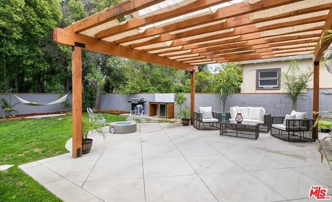 Foto del edificio - 6046 Fallbrook Ave