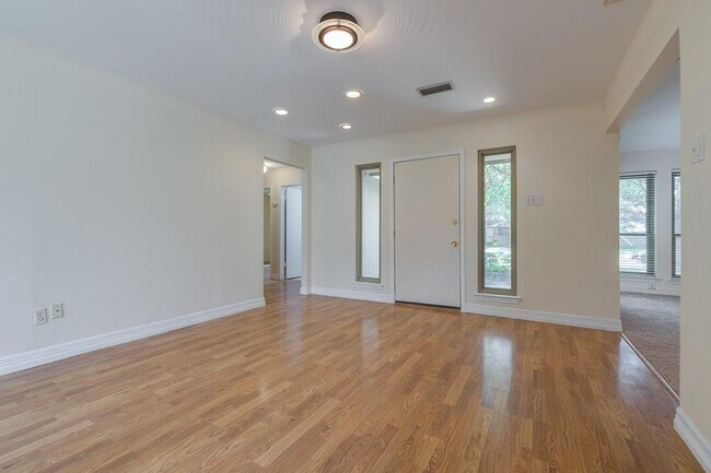 entrada al comedor o oficina - 2000 Geneva Dr