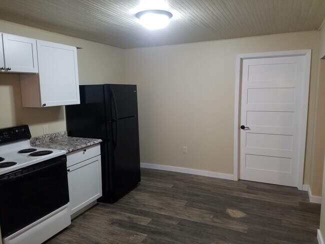 Building Photo - 114 S Healy Ave