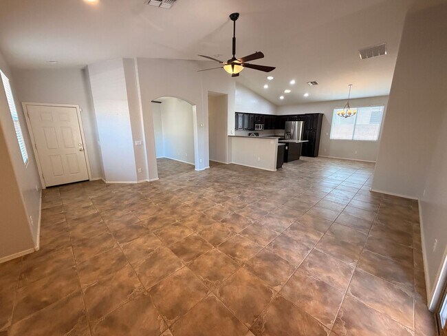 Foto del edificio - *NEW* Custom Paint/*NO* Carpet 3 BD/2 Bath Spacious Surprise Home!