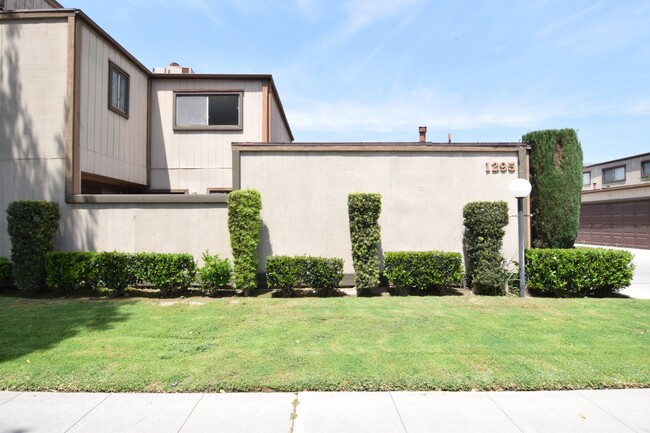 Building Photo - 1295 Elm Ave