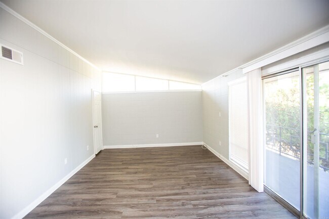 Building Photo - 4704 Lynn Ln