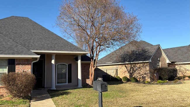 Building Photo - Lovely Home for Lease in Plantation Trace Garden Homes - Bossier City, LA 71112