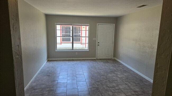 Building Photo - 2BR/1.5BA Close to the University of Flori...