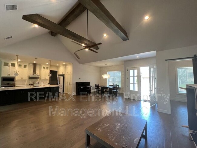 Building Photo - 440 St Claire Dr