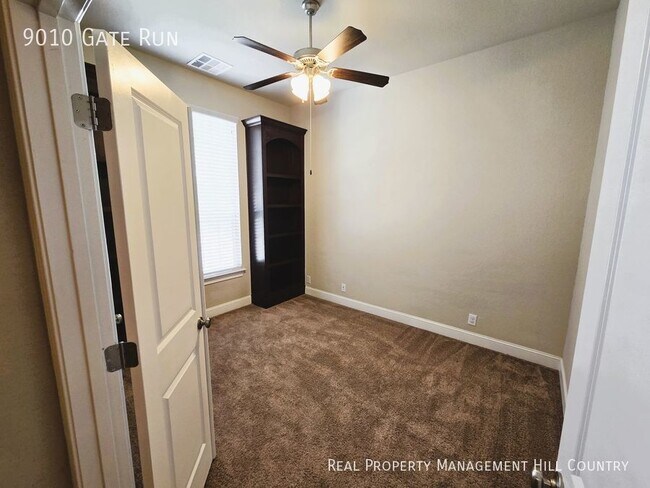 Building Photo - Live Large in Desirable Front Gate: Spacio...