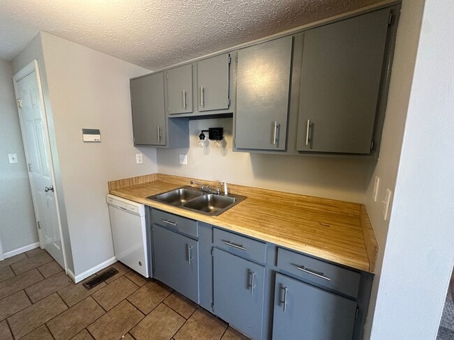 Building Photo - Beautifully Updated 3-Bed, 2-Bath Tri-Leve...