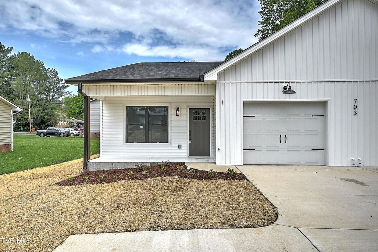 Foto principal - 703 Swadley Rd