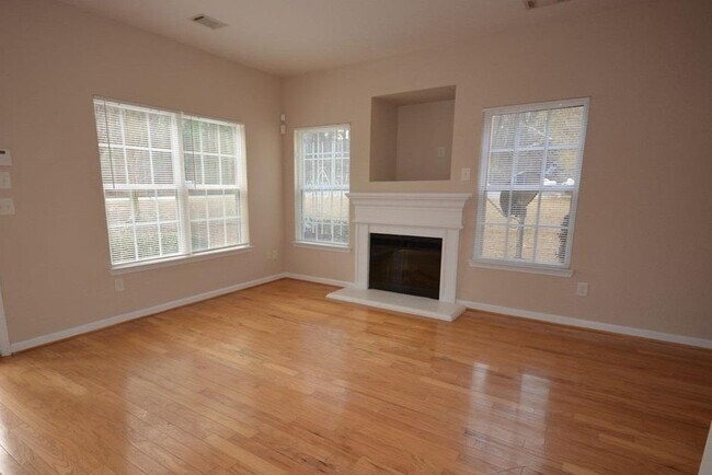 Foto del edificio - Welcome to the BEAUTIFUL, Bright & Sunny! 3 Bedroom / 2.5 Bathroom End Unit Townhome in Riverdale...