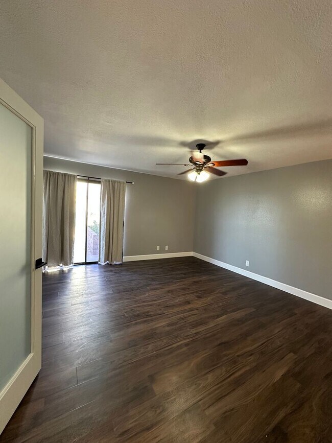 Foto del edificio - Huge 2 Bedroom 2 Bath Available For Immedi...