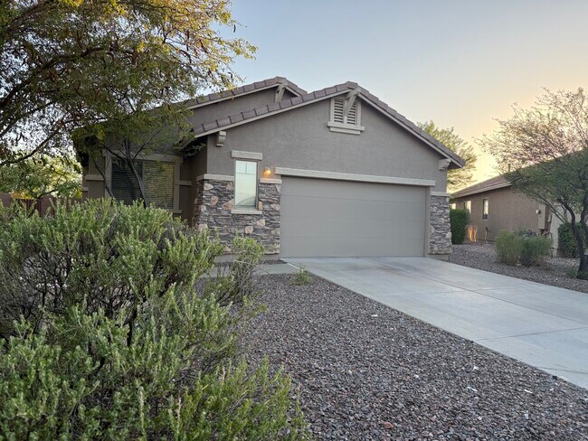 Frente - 1879 W Owens Way