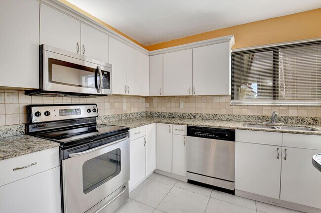 Foto del edificio - 5715 Fairway Park Dr