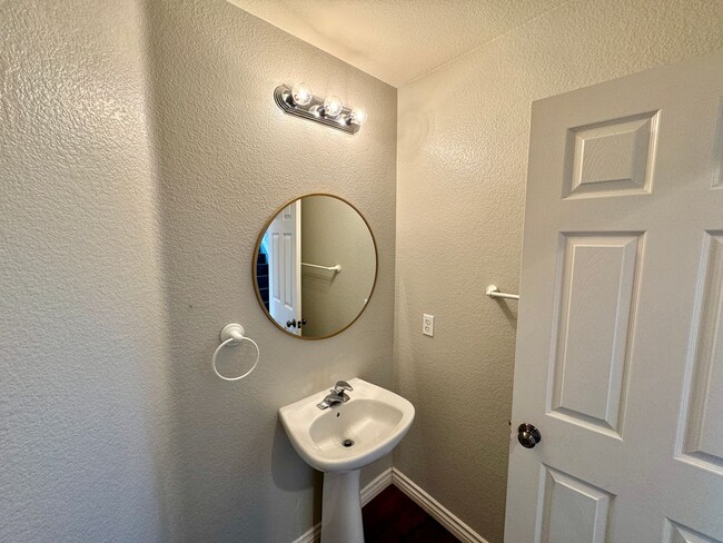 Building Photo - Great 4B/2.5BA House in Vista!