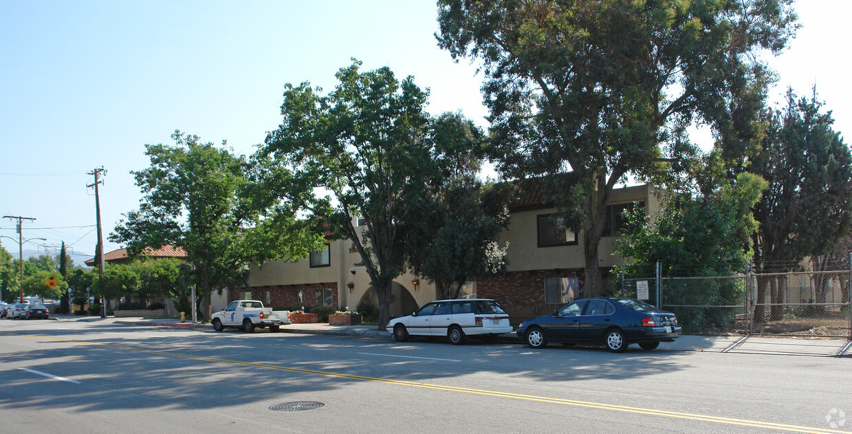 Building Photo - Villa Castaic