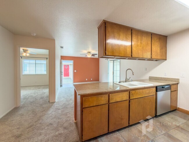 Building Photo - 3 Bedroom Condo, Gated Community in Chico