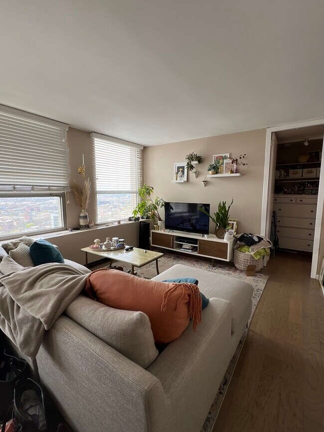 Foto del edificio - 2626 N Lakeview Ave