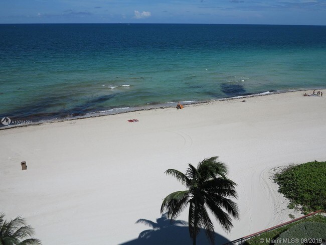 Foto del edificio - 15645 Collins Ave