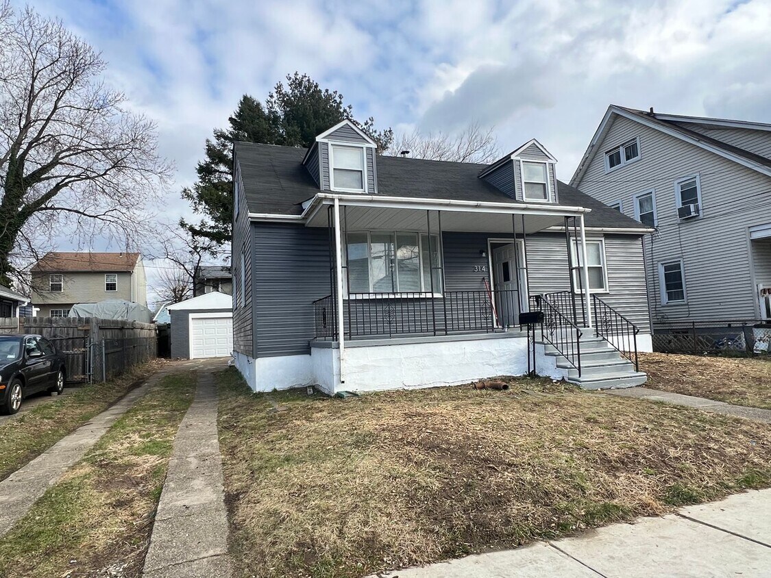 Primary Photo - Newly Renovated 4 Bedroom / 2 Bathroom Woo...