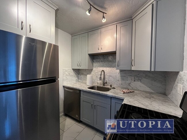 Building Photo - Cozy 2 bedroom, 1 bathroom cottage with a recently updated kitchen, close to local beaches and Sh...