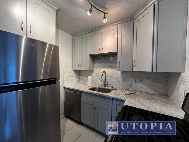 Building Photo - RENT SPECIAL: $500 off first months rent if lease is signed by end of March!! Cozy 2 bedroom, 1 b...
