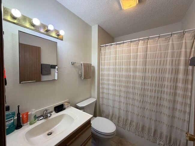 Building Photo - $950 | 2 Bedroom, 1 Bathroom Apartment | Pet Friendly* | Available for February 1st, 2026 Move In!*