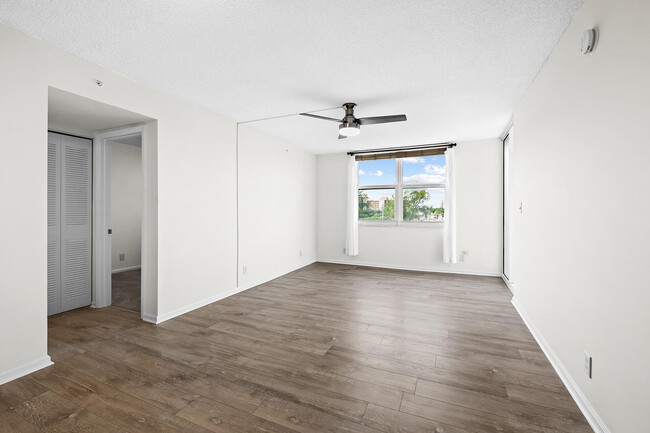 Building Photo - 1505 N Riverside Dr