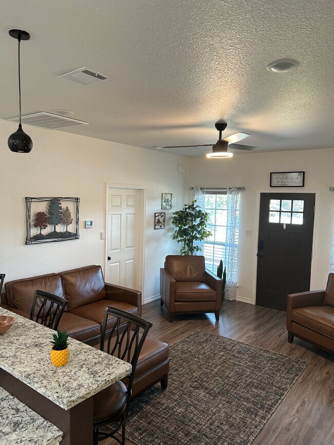 Foto del edificio - 1300 Phoenix Ct