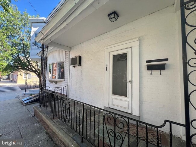 Building Photo - 36 S Sussex St