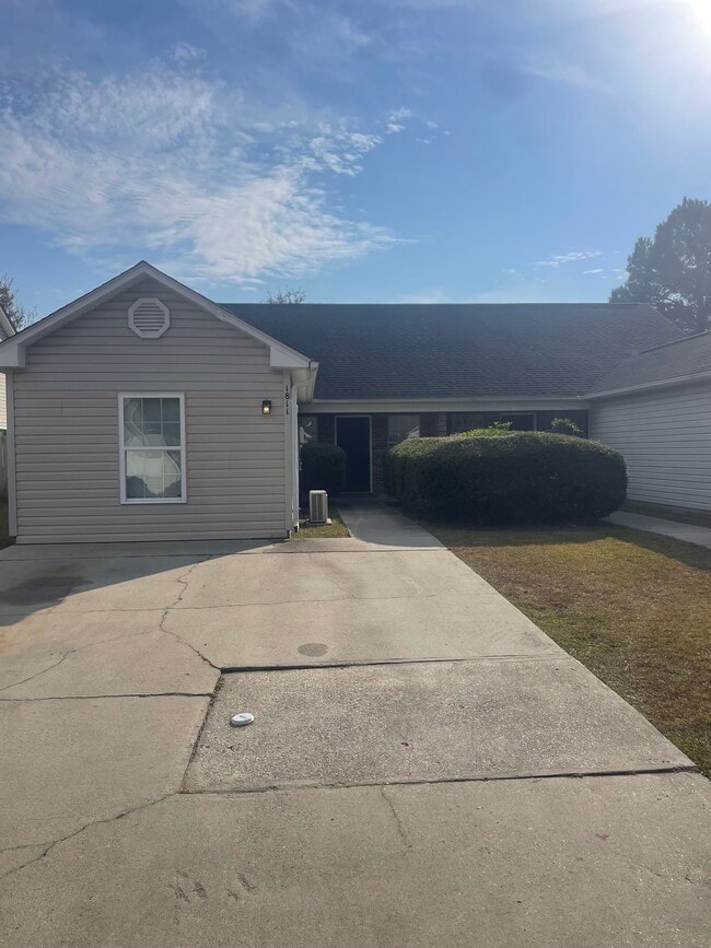 Building Photo - 1811 Barberry Dr