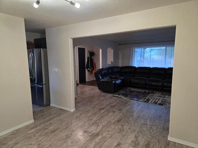 Foto del edificio - 725 NE Negus Pl