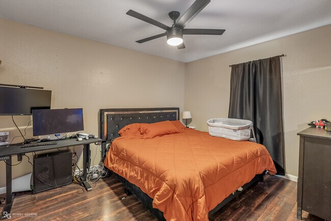 Building Photo - 2804 Hood Dr
