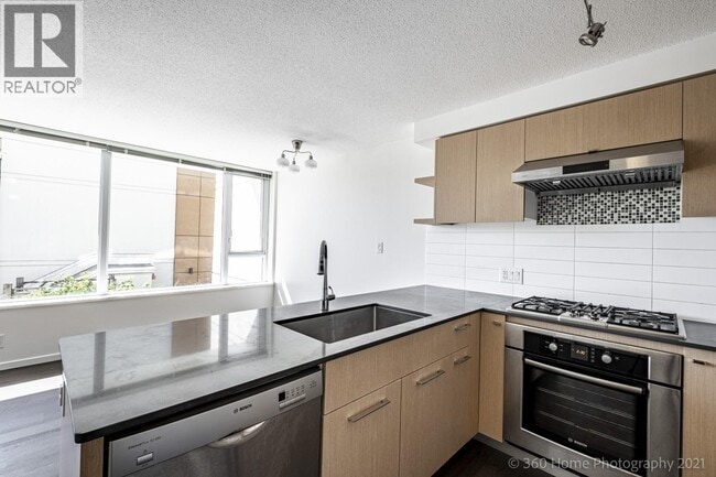 Photo du bâtiment - 7988 Ackroyd Rd