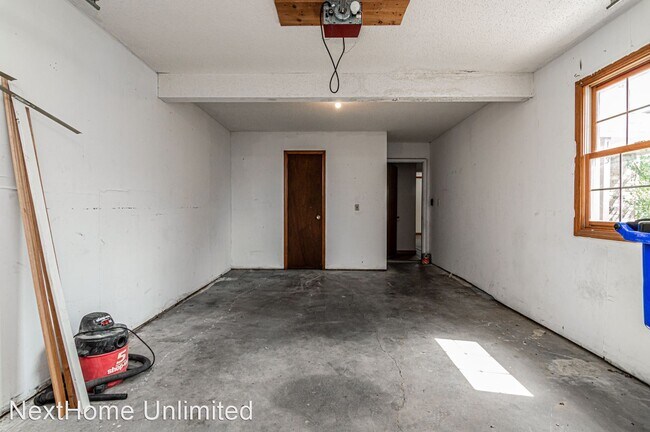 Building Photo - 3 br, 1.5 bath House - 113 Commanche Ct.