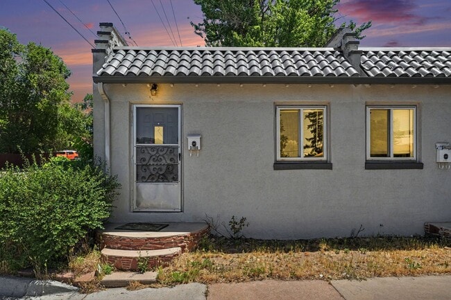 Building Photo - Studio Apartment Close to South Broadway!