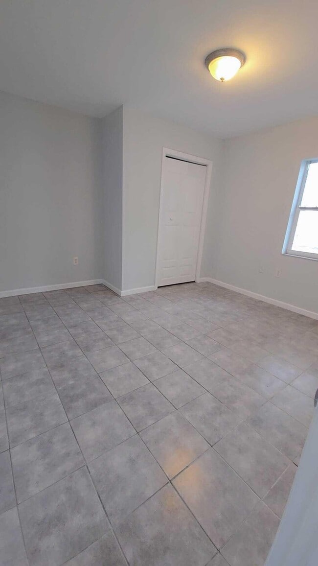 Building Photo - 621 NW 5th Ave